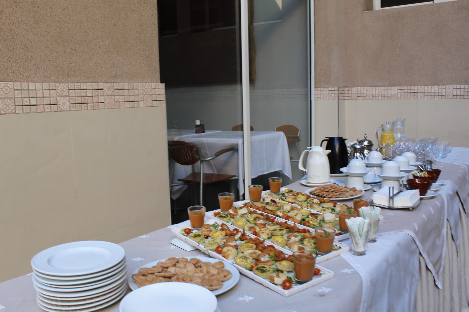 Table dressée pour un repas gastronomique