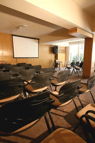 Salle de séminaire bien aménagée